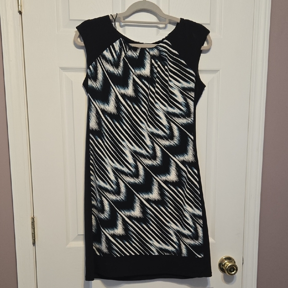 London Times Dresses & Skirts - London Times Black and White Geometric Midi Dress